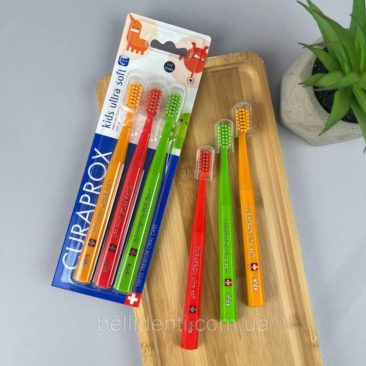 Набір дитячих щіток Curaprox Kids Ultra Soft 5500 з 4-12 років (помаранчека,червона,зелена), 3 шт