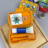 Дорожній набір Curaprox Kids Travel Set Оранжевий від 6 років - щітка, паста, йоршики для гігієни зубів у подорожах