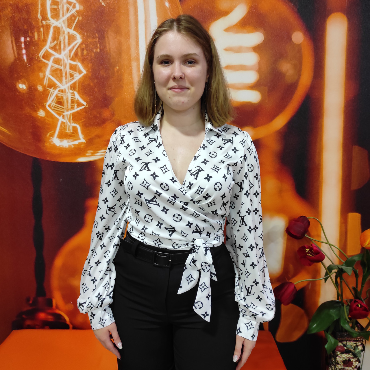 Блуза на запах коротка довгий рукав принт літери 46 біла, фото 1