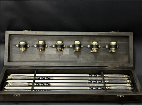 Шампура "Полювання" рукояті з ясена та литтям з бронзи в наборі з бронзовими чарками у дерев'яному кейсі