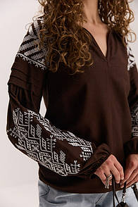 Жіноча вишиванка з геометричною вишивкою на рукавах, V-виріз MKAR35352