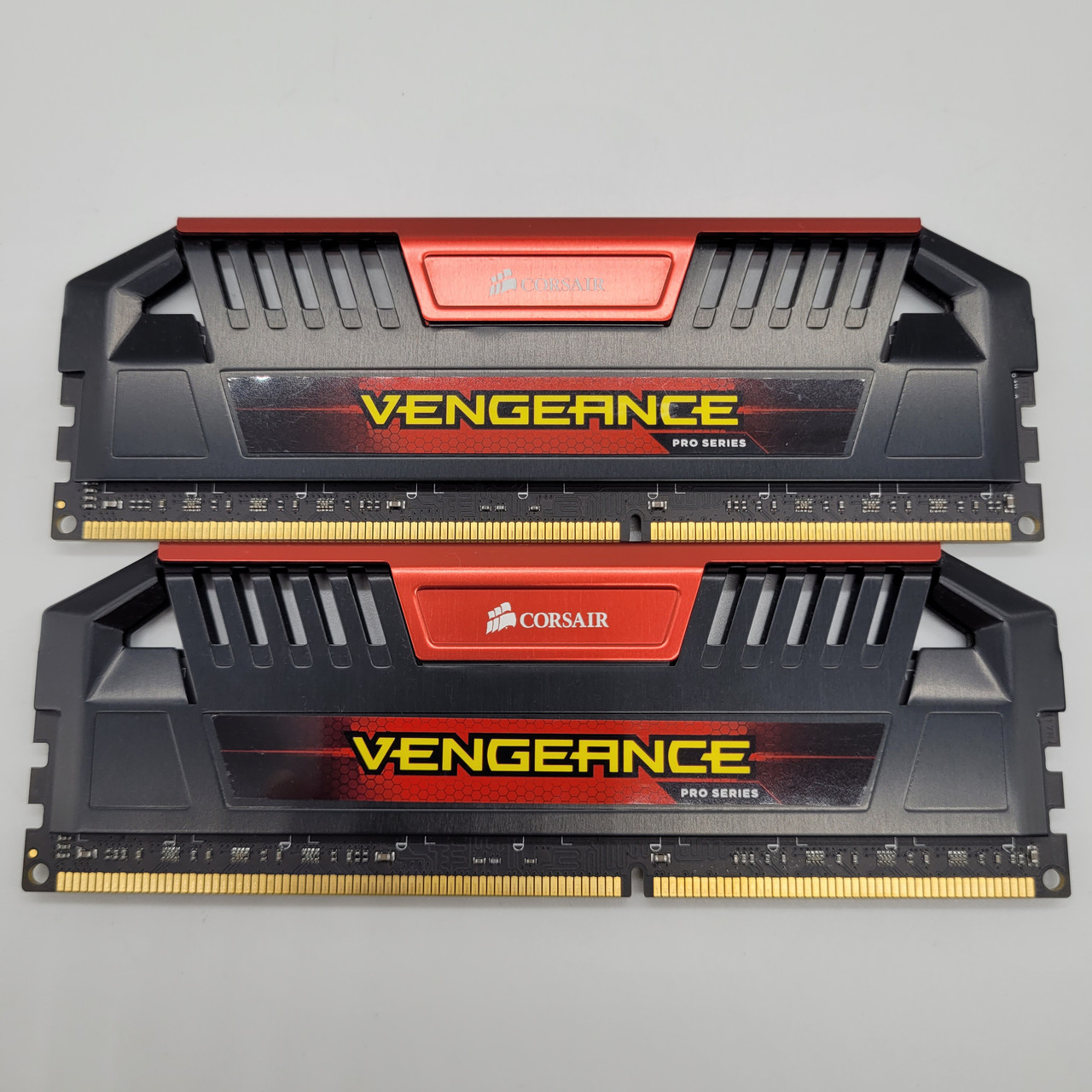 Пара оперативної пам'яті Corsair Vengeance PRO Series DDR3 16Gb (2x8Gb) 1866MHz PC3-14900U 2R8 CL10 (CMY16GX3M2A1866C10R) Б/В