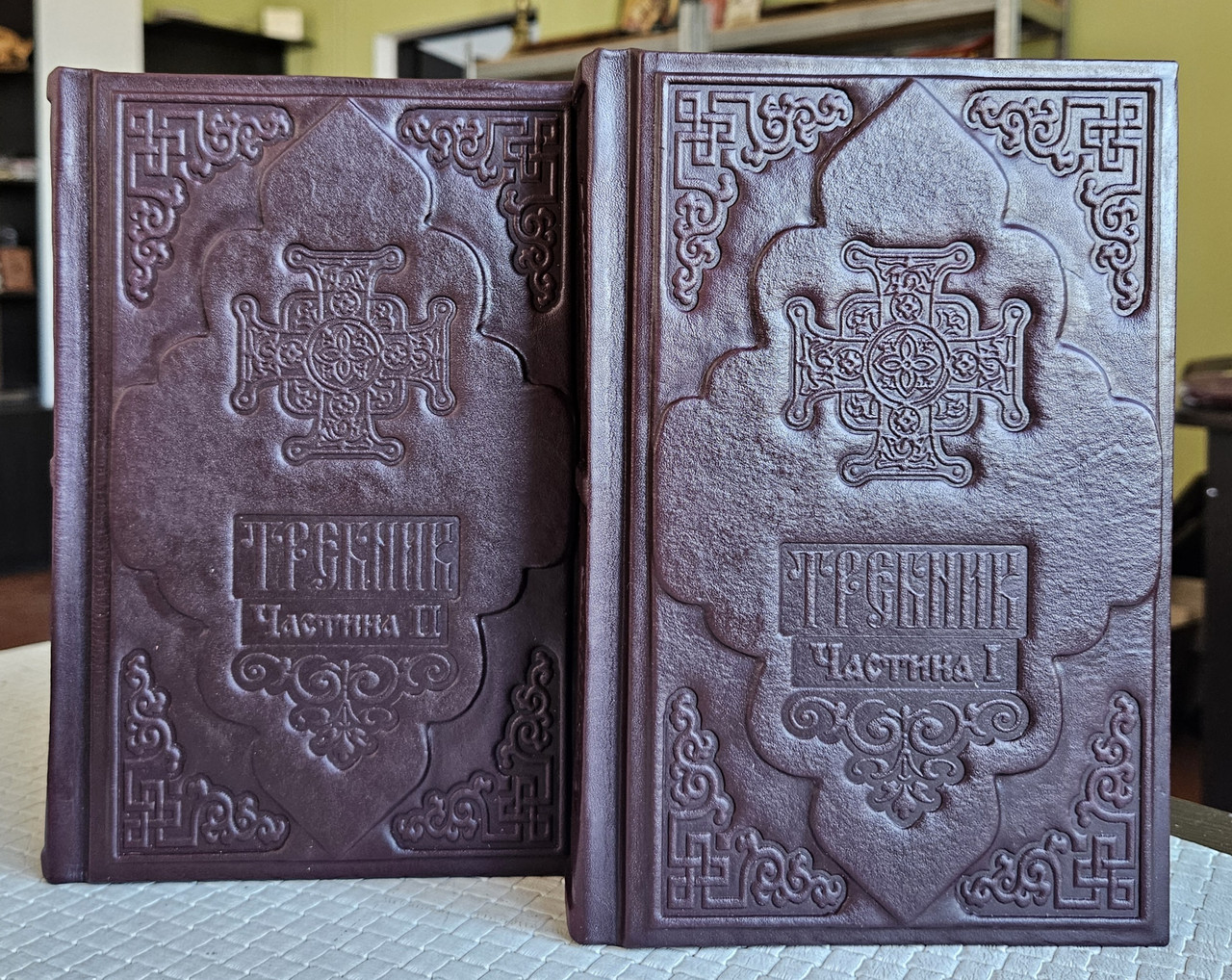 Книга Требник богослужбовий 2 частини/українська мова/оклад шкіра/декоративне тиснення по шкірі, розмір 14*20, фото 1