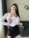Жіноча біла блуза з довгими рукавами та яскравим принтом на грудях (р. 42-52) 27131110, фото 2