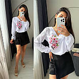 Жіноча біла блуза з довгими рукавами та яскравим принтом на грудях (р. 42-52) 27131110, фото 9