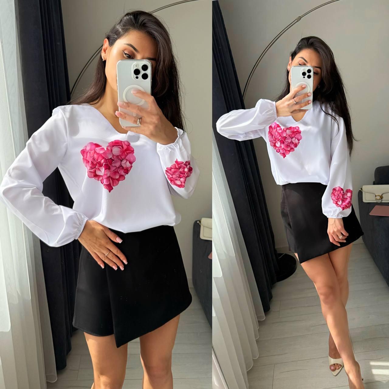 Жіноча біла блуза з довгими рукавами та яскравим принтом на грудях (р. 42-52) 27131110, фото 1