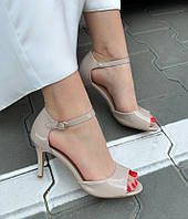 Стильні бежеві лакові жіночі босоніжки закрита п'ята на шпильці розмір 39