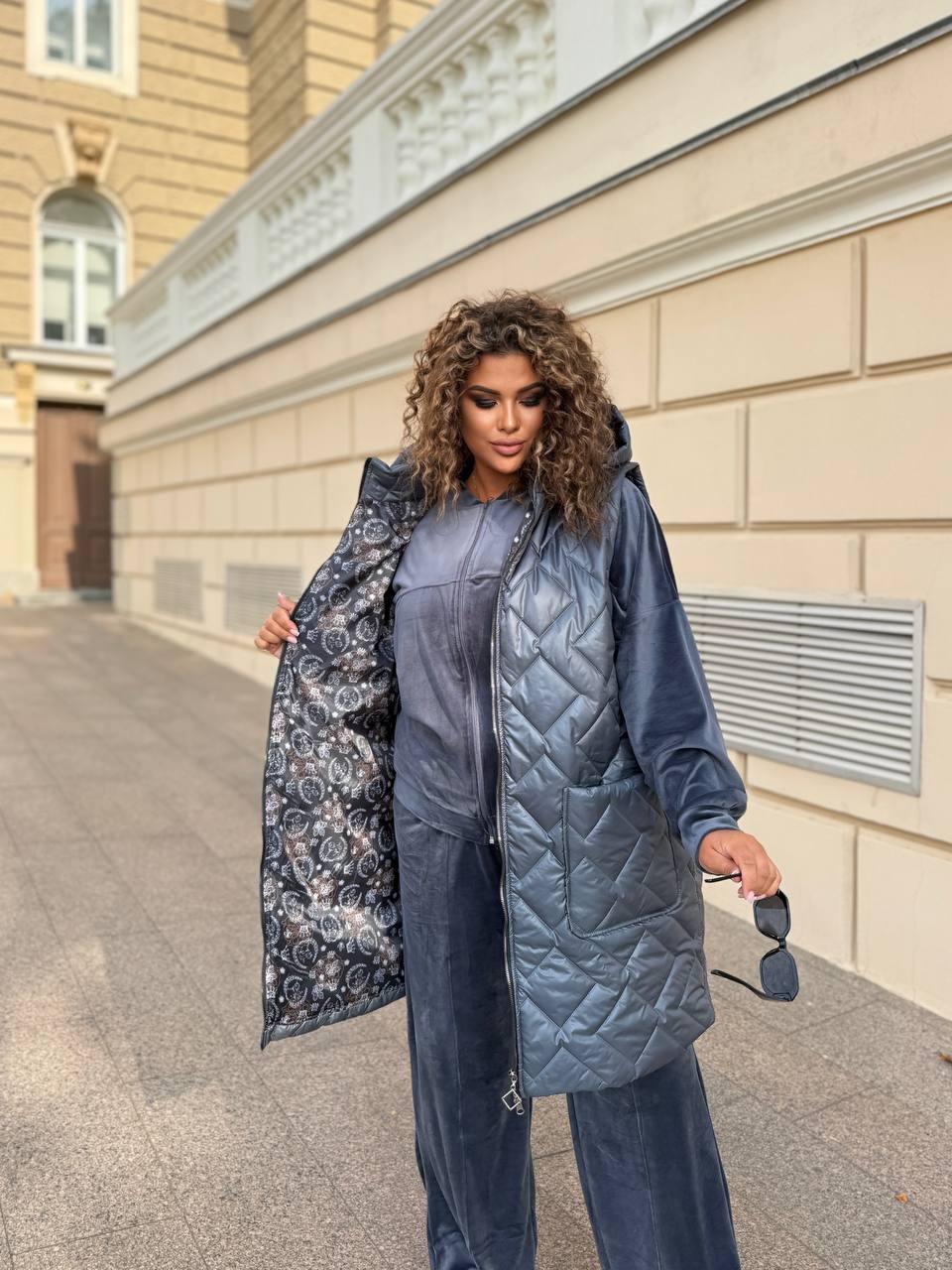 Темно-сіра подовжена жіноча тепла жилетка на змійці з капюшоном батал, фото 1