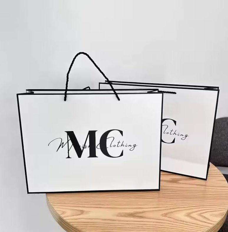 Брендований пакет з логотипом білий 35×25×9 см З чорним кантом і атласною ручкою Щільний папір 200 г/м, фото 1