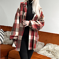Женская рубашка в клетку красная из хлопка оверсайз свободного кроя универсальная удлиненная на кнопках