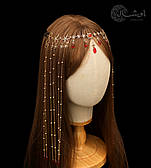 Елегантна, довга прикраса на голову "Нефтіс" тіара з червоним камінням — золотиста Aushal Jewellery