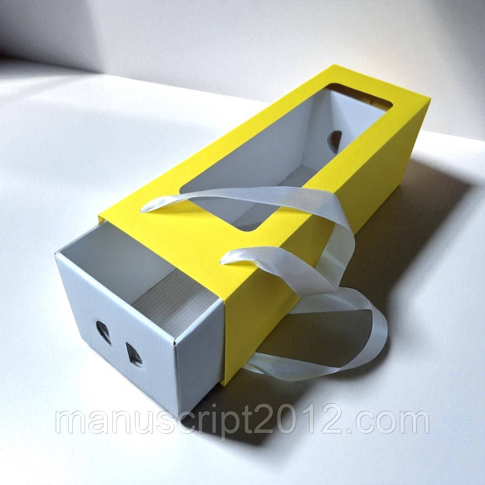 Коробка подарункова з пакетом для пляшки (350х110х110мм.) жовто-біла