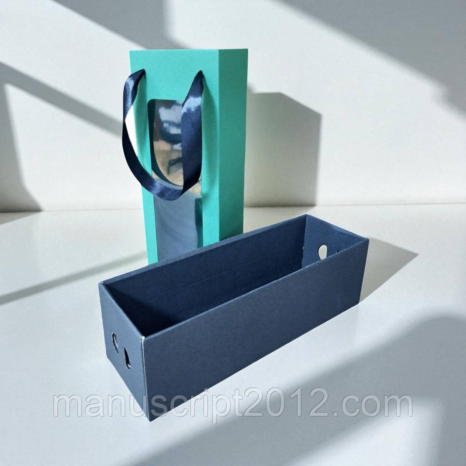 Коробка подарункова з пакетом для пляшки (350х110х110мм.) зелено-чорна