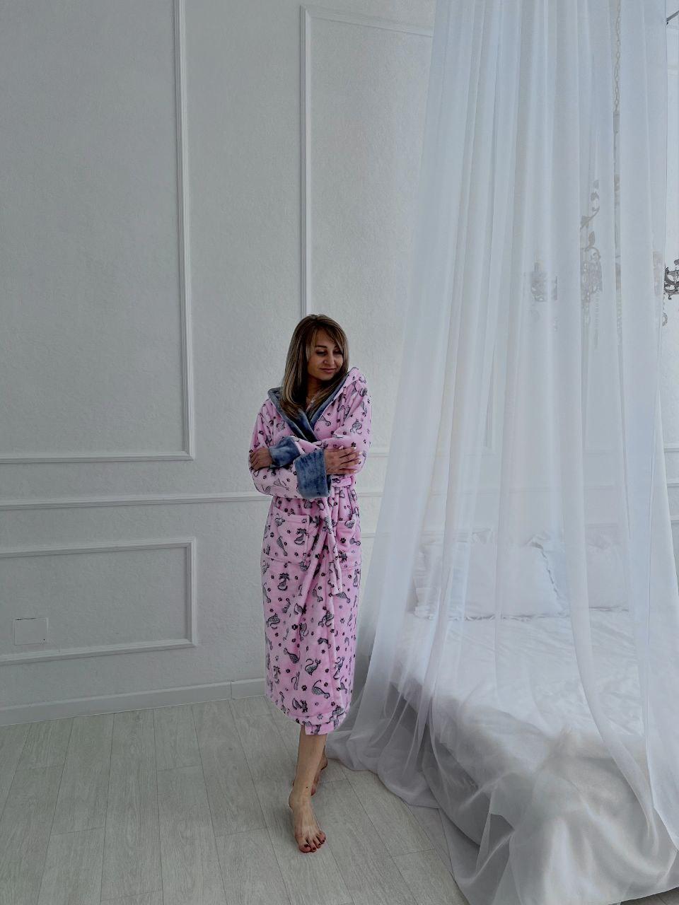 Довгий теплий жіночий махровий рожевий халат рожевий з котиками, фото 1