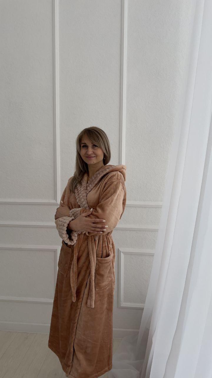 Гарний жіночий довгий плюшевий халат з поясом бежевий (Nude), фото 1