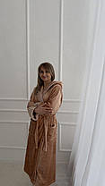Гарний жіночий довгий плюшевий халат з поясом бежевий (Nude), фото 2