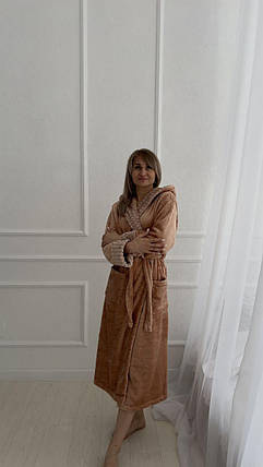Гарний жіночий довгий плюшевий халат з поясом бежевий (Nude), фото 1