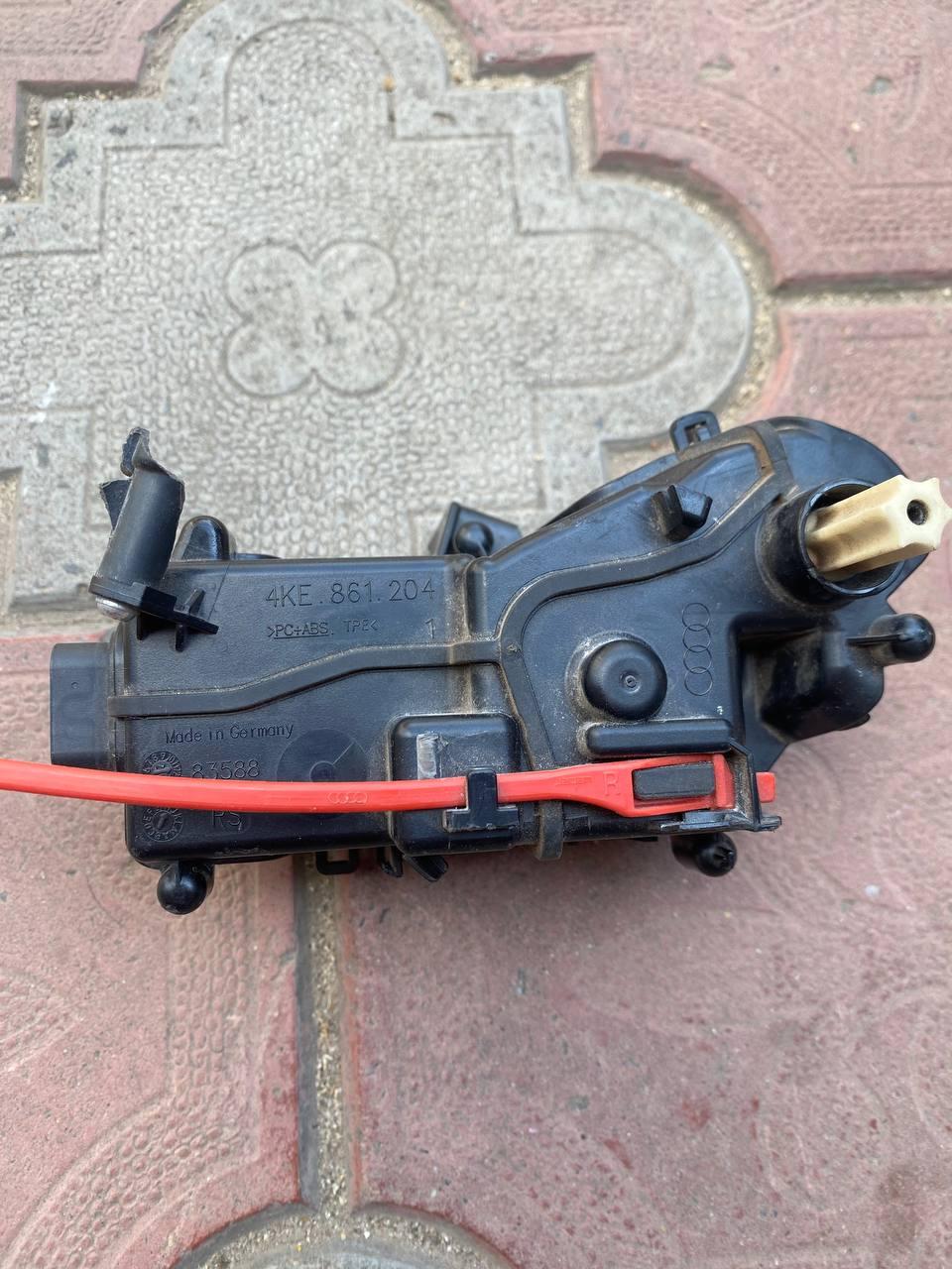 Привід моторчик порта зарядки правий Audi e-tron 4KE861204