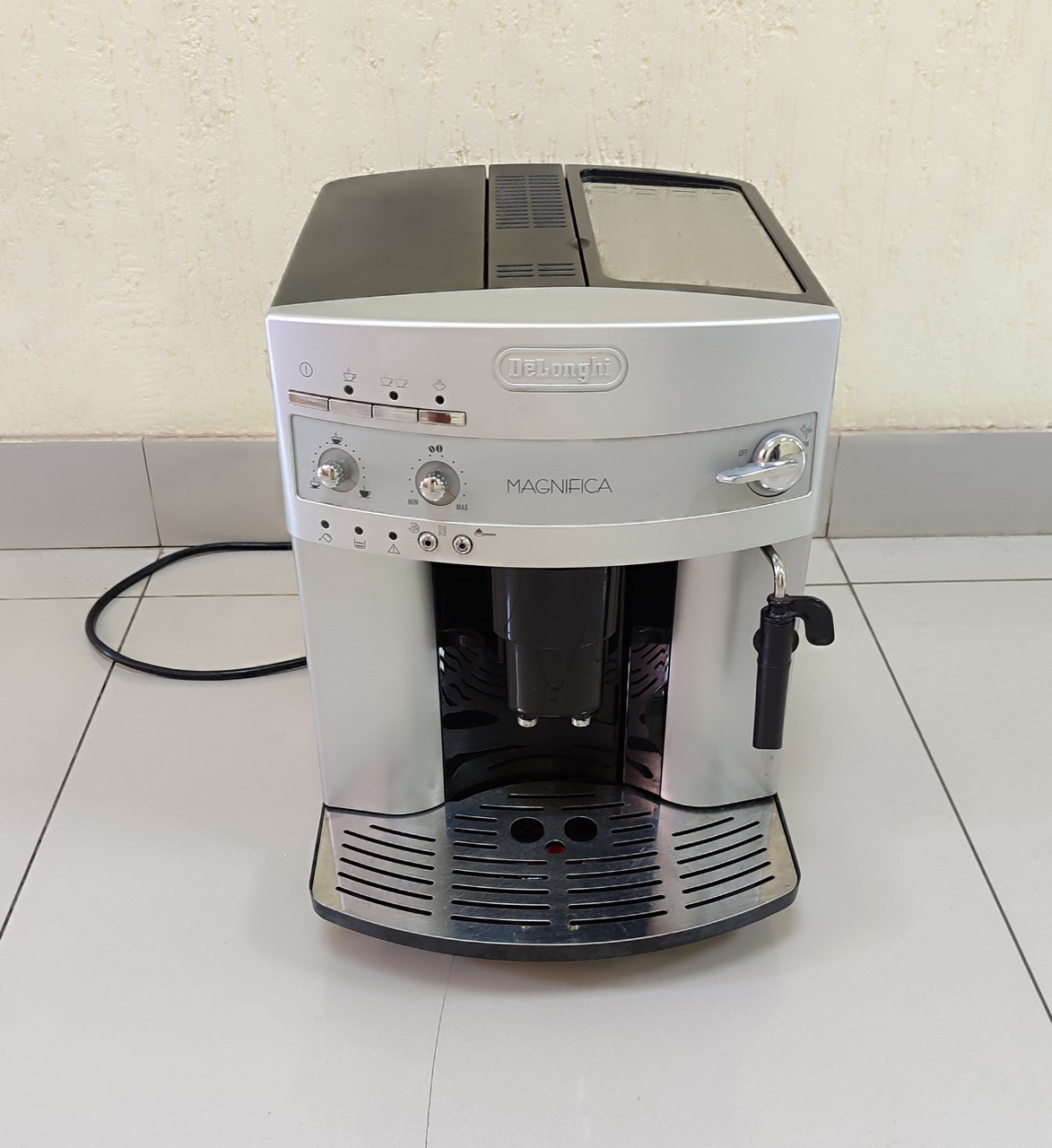 Функціональна кавомашина Delonghi Magnifica ESAM3200.S з Німеччини з гарантією, фото 1