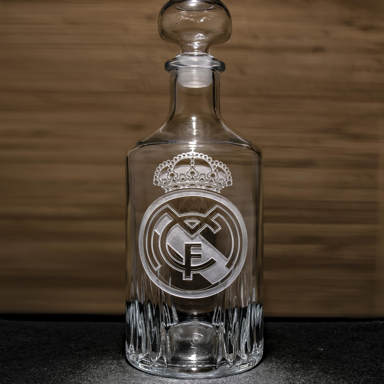 Графін з кришкою для самогону з гравіюванням логотипу ФК Реал Мадрид FC Real Madrid 1Л - подарунок вболівальнику, фото 1