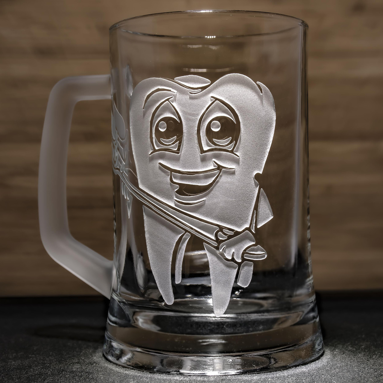 https://images.prom.ua/6796511100_w1280_h1280_bokal_dlya_piva_s_graviro__ga_zub_s_schetkoj_003.jpg?fresh=1