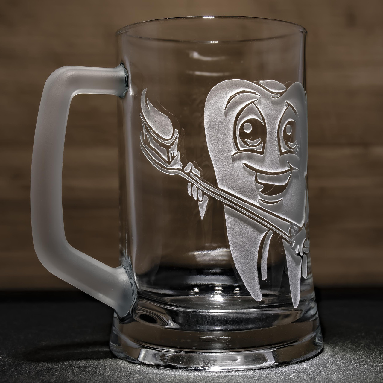 https://images.prom.ua/6796511106_w1280_h1280_bokal_dlya_piva_s_graviro__ga_zub_s_schetkoj_002.jpg?fresh=1