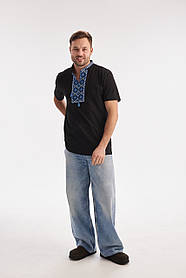 Чоловіча чорна вишиванка футболка із синьою вишивкою