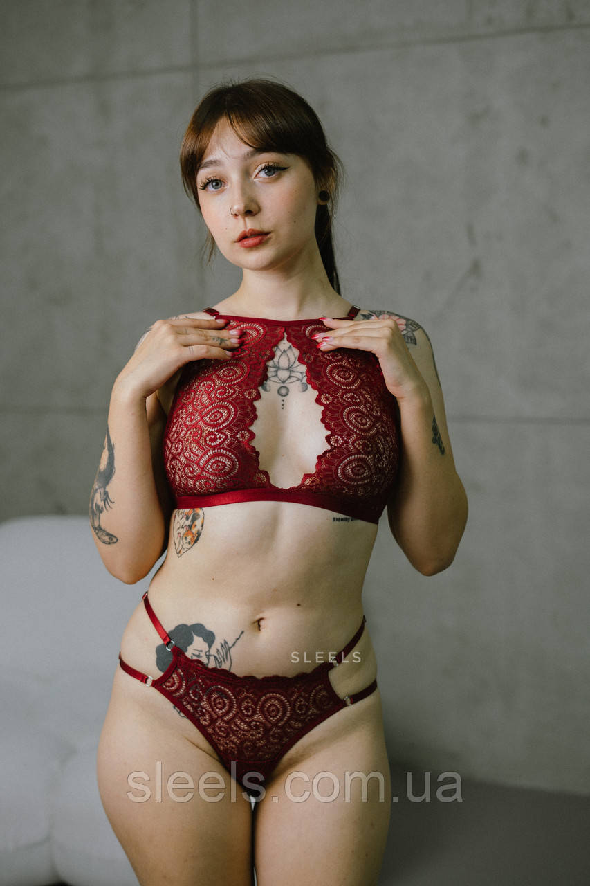 Комплект з бра-холтером та трусиками стрінгами у кольорі бордо, фото 1