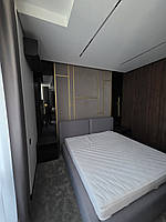 Мʼяка панель з золотими вставками