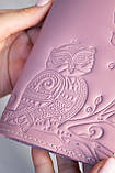 Жіноча обкладинка для паспорта шкіряна лілова в кольорі чайна роза з тисненням Сови, фото 4