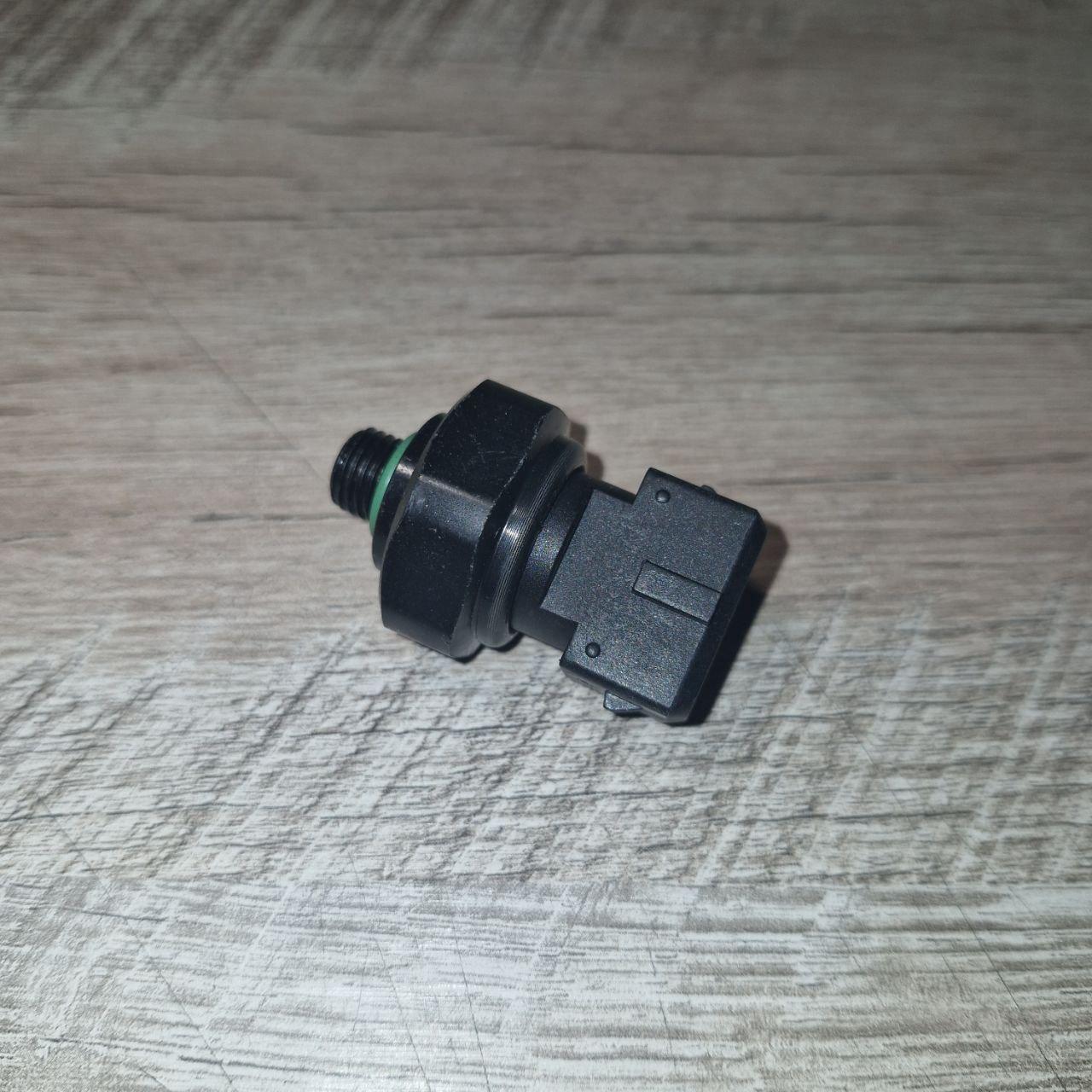 Датчик тиску кондиціонера THERMOTEC KTT130013 MERCEDES