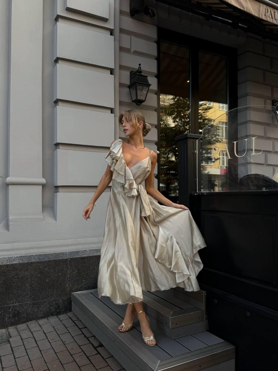 Легка невагома жіноча сукня на тонких бретелях з воланами Smdi9470