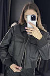 Жіночий бомбер чорний вінтажний із накладними кишенями та відкладним коміром, фото 3