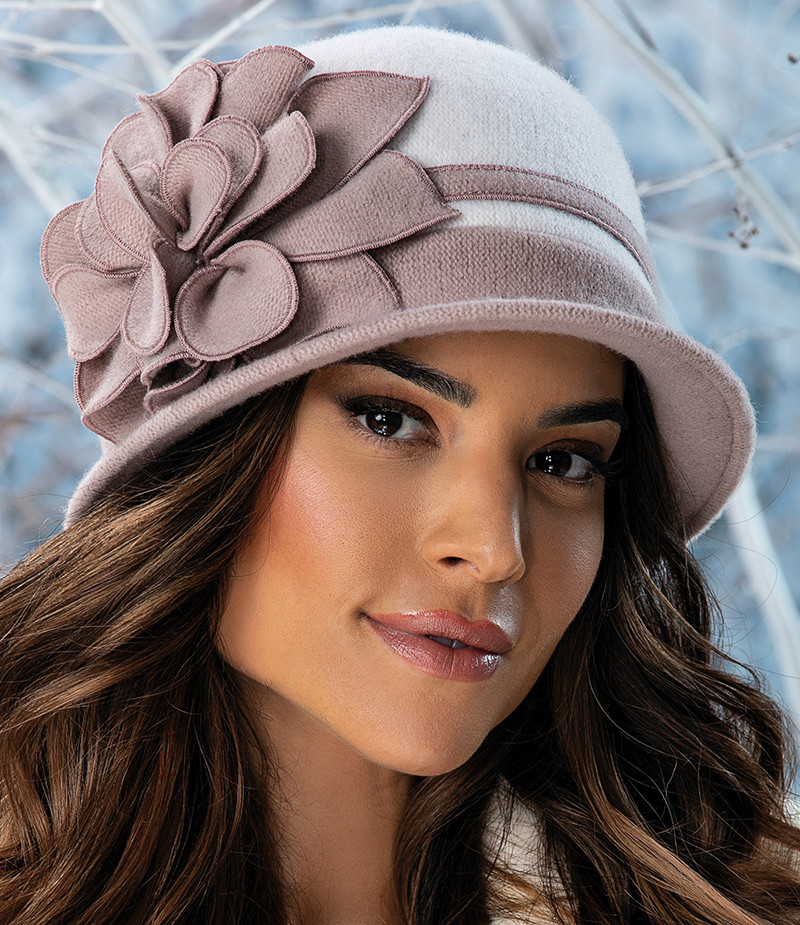 Єлегантний жіночий капелюшок-клош Willi, «Alison» з розкішним квітковим декором в цвете пудра., фото 1