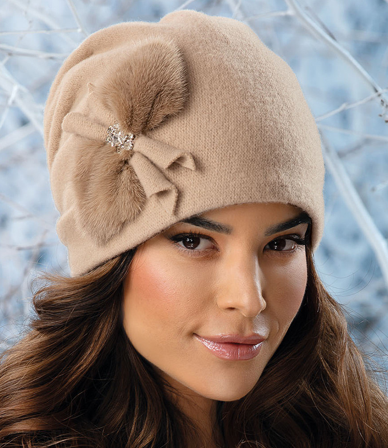 Елегантна жіноча шапка-бандану Willi «Amelfi» з декором з натурального хутра у кольорі крем., фото 1