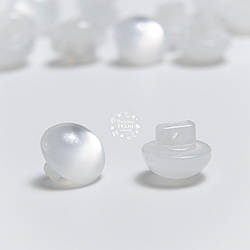 Білі пластикові ґудзики висотою 9 мм на ніжці, діаметр 10 мм