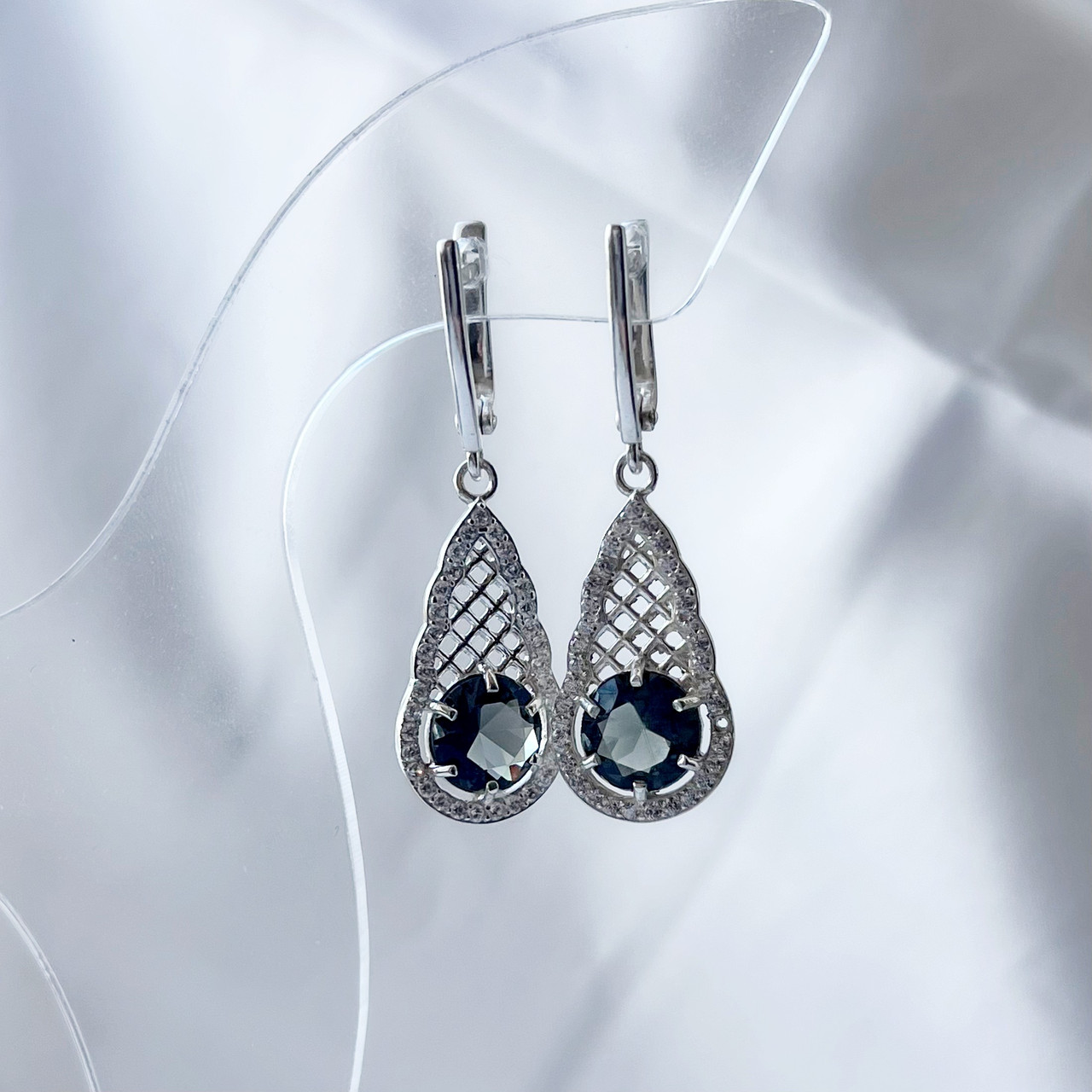 Срібні сережки-підвіски з чорним каменем та ажурним решітчастим дизайном «Глибини Лісу», проба 925, фото 1