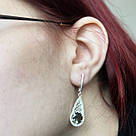 Срібні сережки-підвіски з чорним каменем та ажурним решітчастим дизайном «Глибини Лісу», проба 925, фото 4