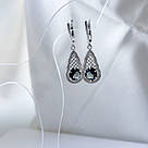 Срібні сережки-підвіски з чорним каменем та ажурним решітчастим дизайном «Глибини Лісу», проба 925, фото 2