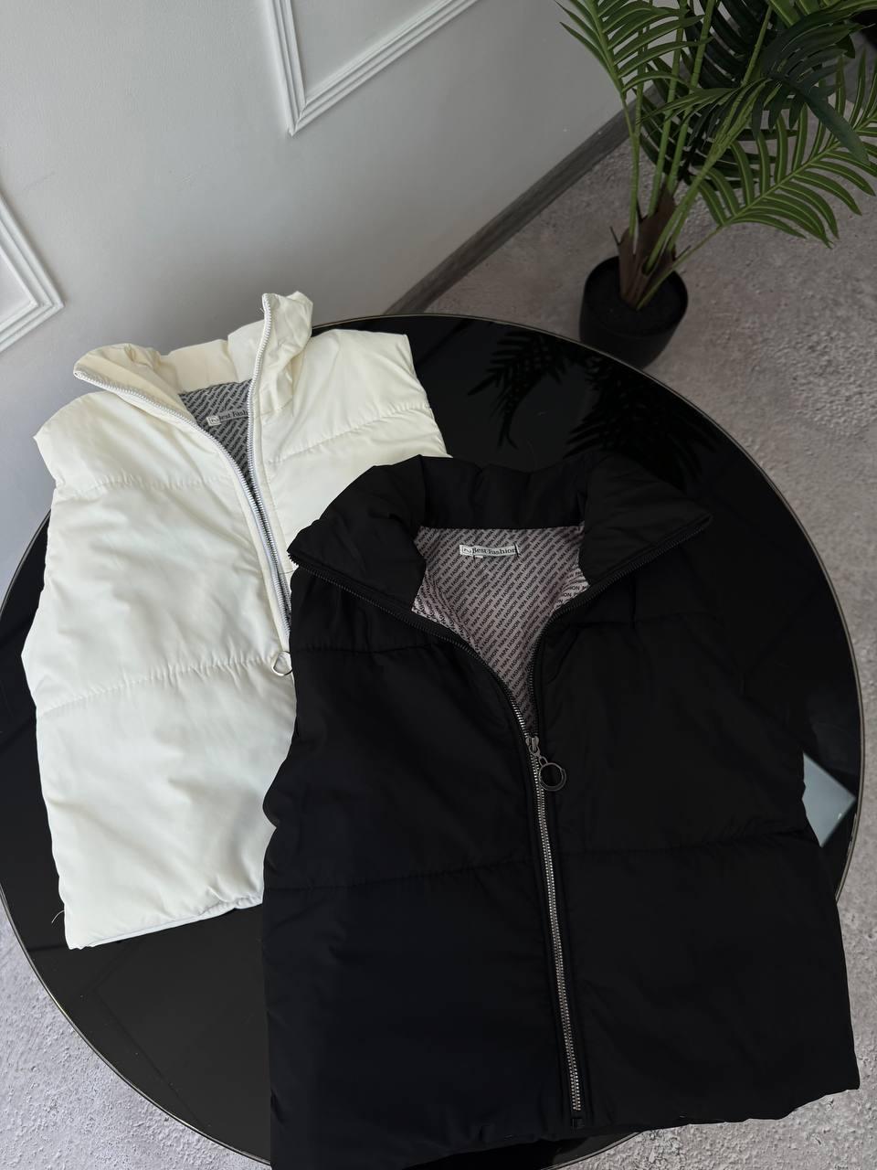 Базова жіноча тепла стильна укорочена жилетка осінь безрукавка плащівка спортивний жилет на блискавці, фото 1