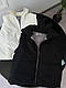 Базова жіноча тепла стильна укорочена жилетка осінь безрукавка плащівка спортивний жилет на блискавці, фото 3