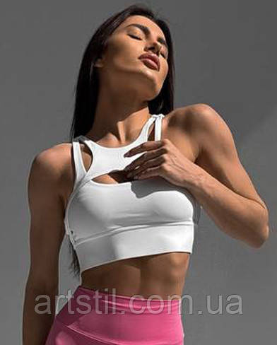 Спортивний білий топ з чашками і вирізом на спині для комфортного заняття спорту, фото 1