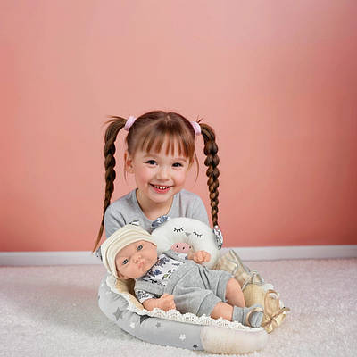 Реалістична лялька реборн подарунок для дівчинки в наборі пупс комбінезон шапка шкарпетки рушник матрац подушка