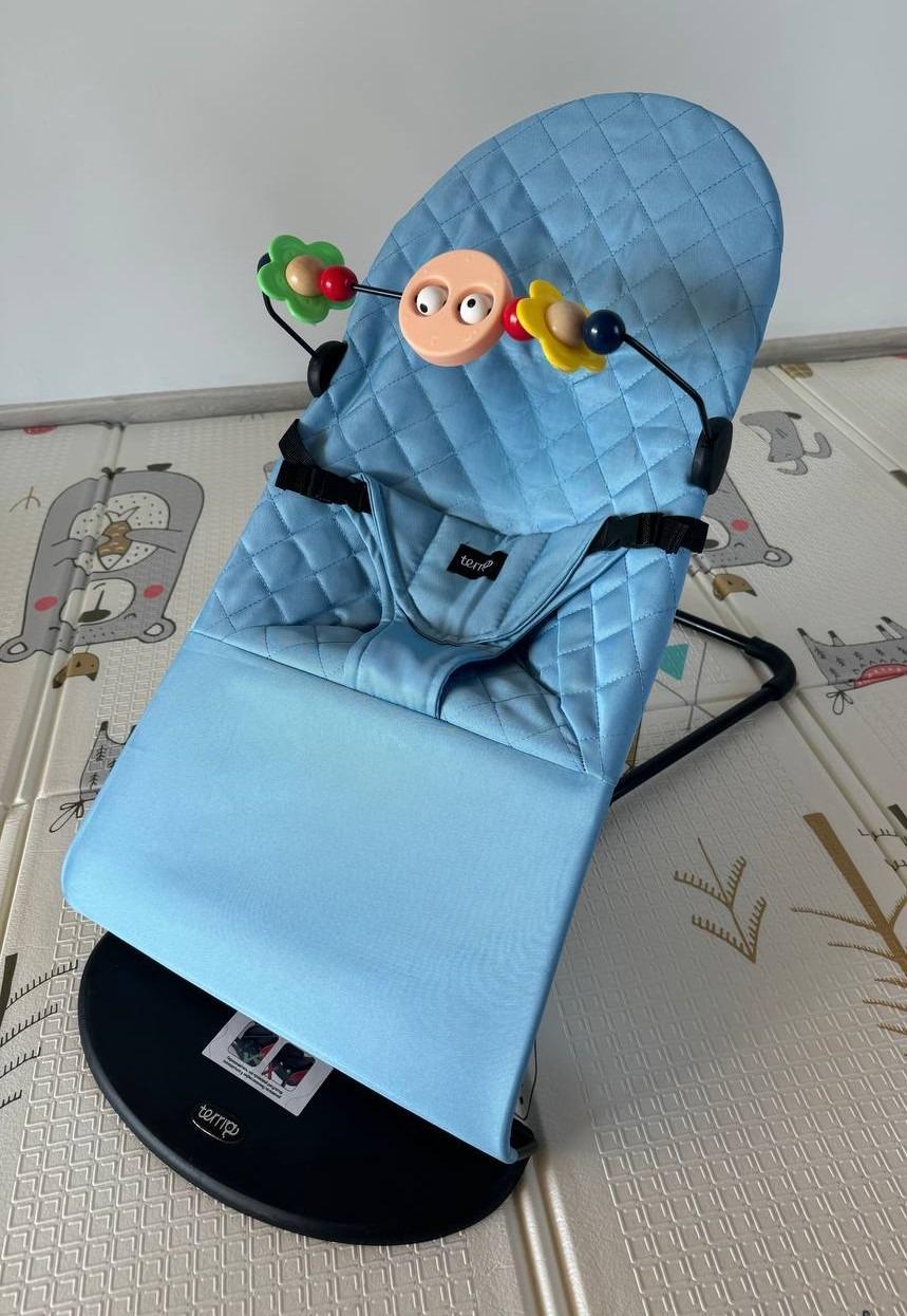 Дитячий шезлонг (крісло-гойдалка) блакитний + дуга з іграшками в подарунок, фото 1