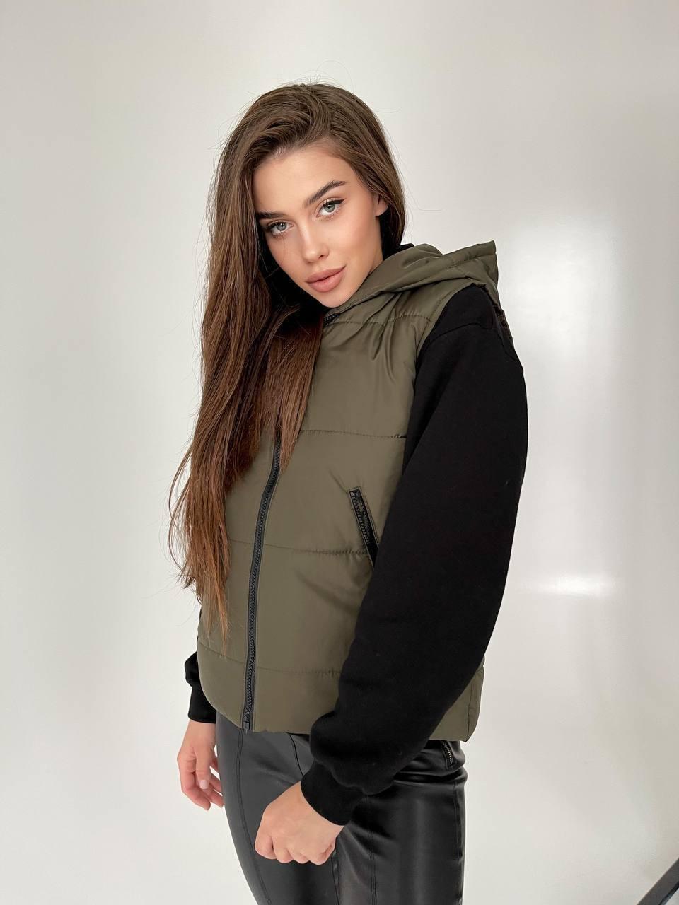 Стильний жіночий жилет з капюшоном (Розмір XS-S(42-44), M-L(46-48), XL-XXL(50-52), 3-4 XL (54-56)), Хакі, фото 1