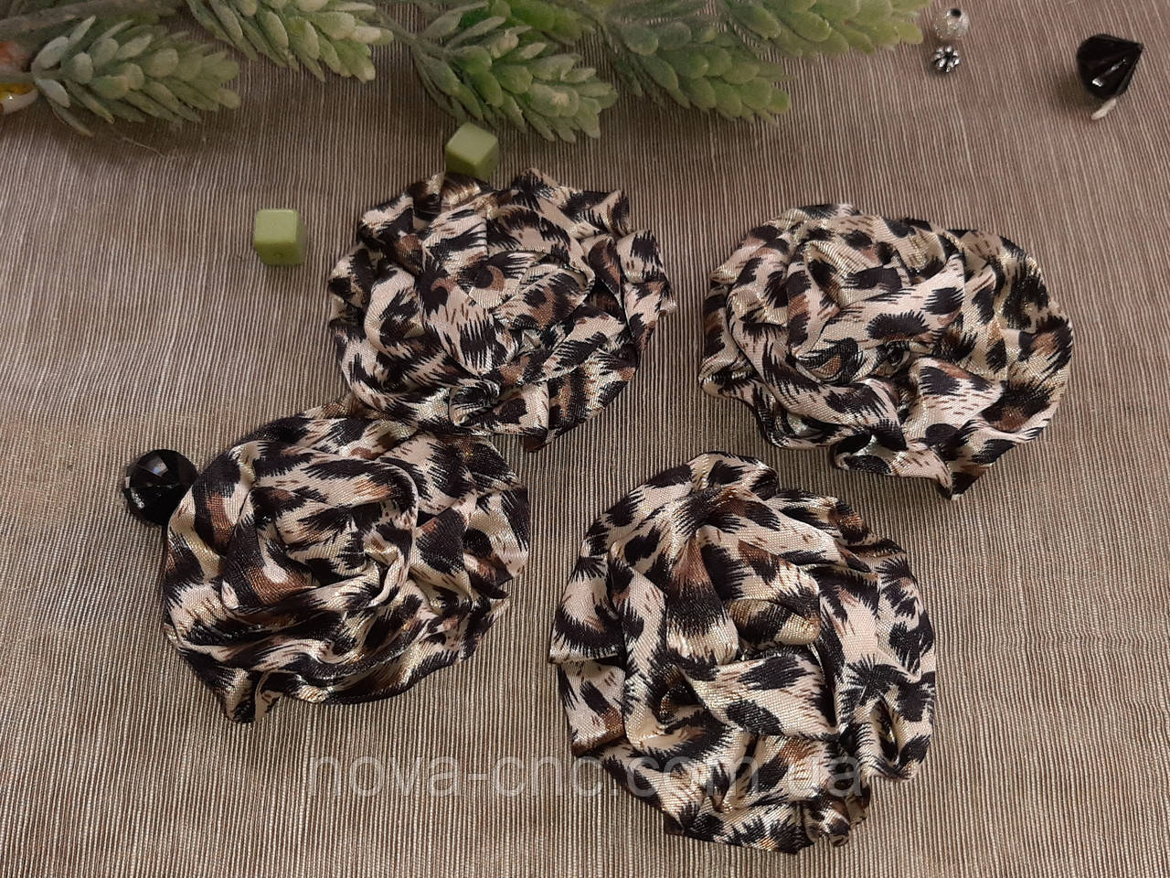 Атласні квіти леопард 65 мм