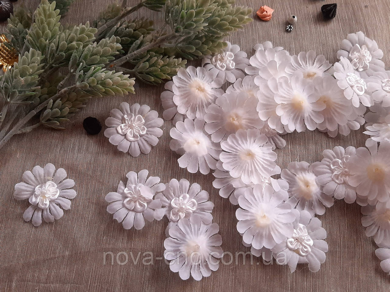 Тканеві квіти білий 40 мм