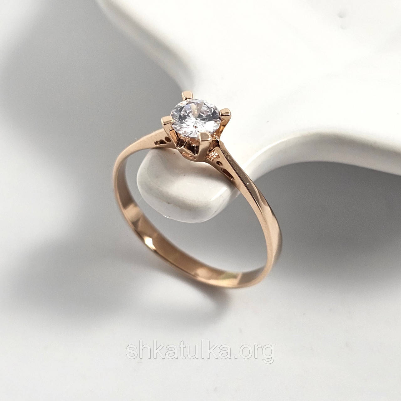 Каблучка золота класична з білим круглим фіанітом
