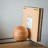 Стильна металева підставка для платівок та книг з дерев'яною кулею, фото 6