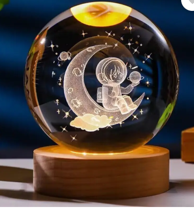 Нічник-хрустальна куля з LED-підсвіткою 6 см 3D-малюнок космонавта на місяці - фото 1 - id-p2728529616